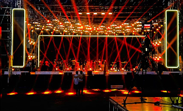 Les projecteurs NOWLIT QR-B295 illuminent un événement scénique au Nigéria. Contenu